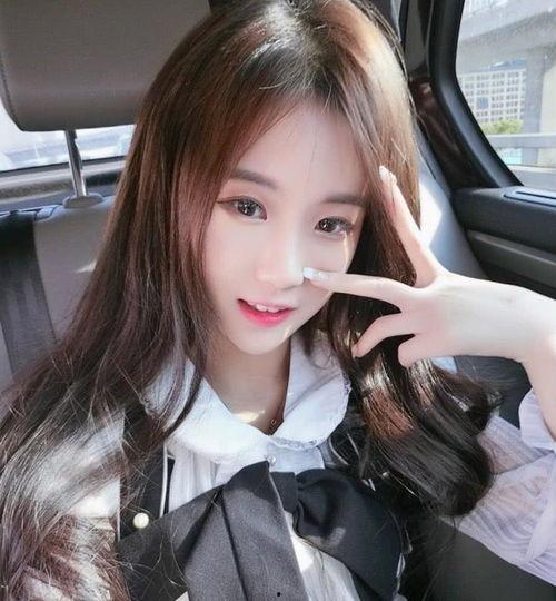 快手网红杨清柠全身照,青春活力，魅力四射的时尚达人