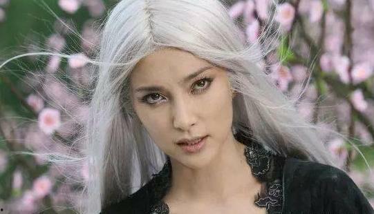 白发的明星,岁月痕迹下的璀璨星光